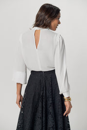 Blusa de Crepe com Mangas Longas e Detalhes de Retilínea, cor branco.