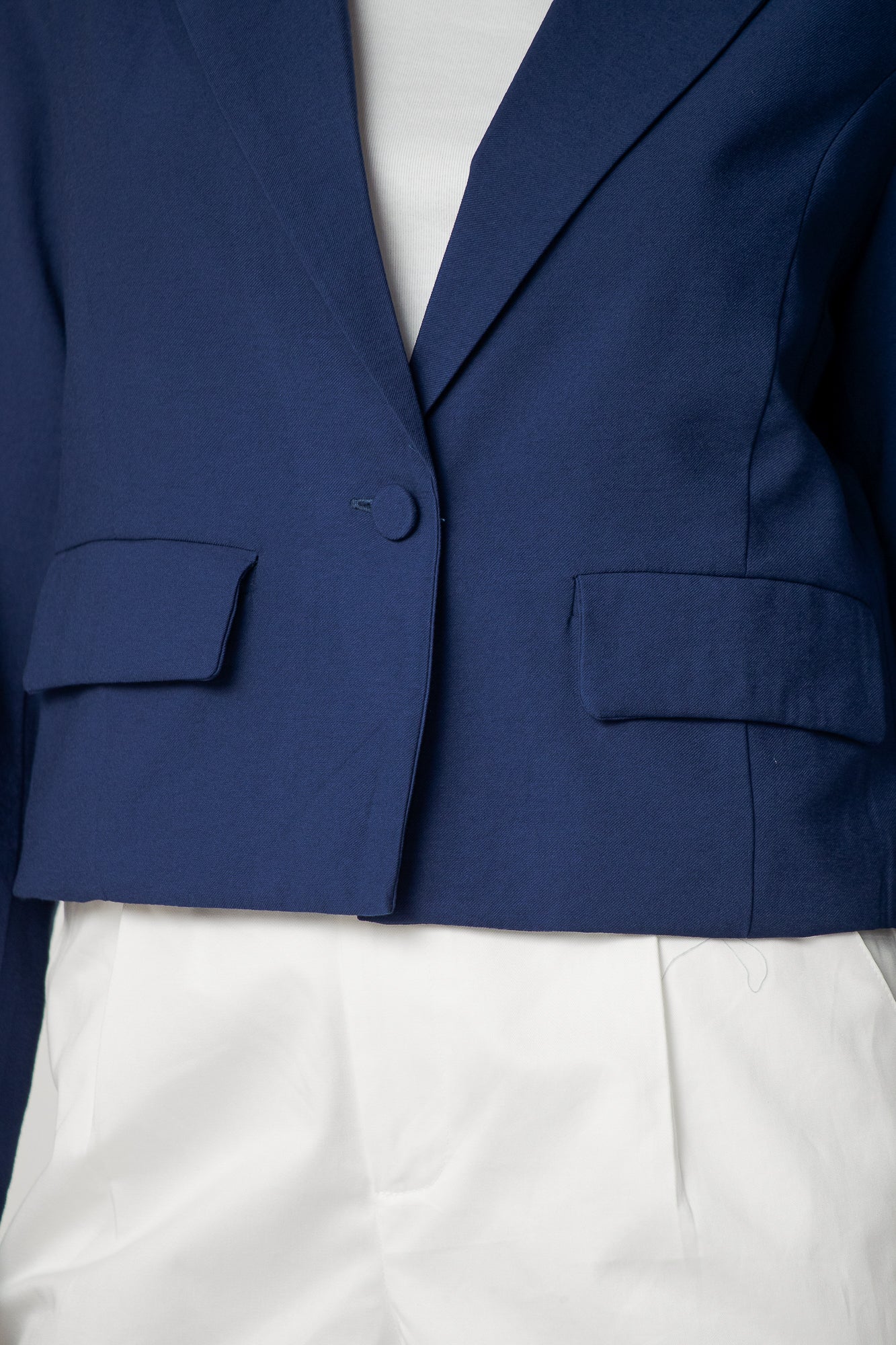 Blazer cropped em alfaiataria.
