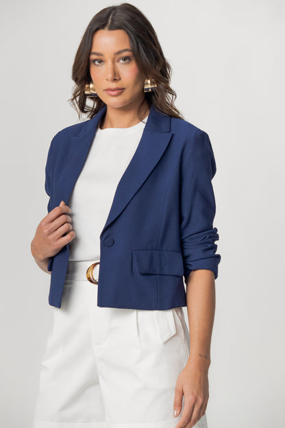 Blazer cropped em alfaiataria.