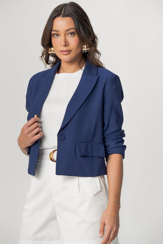 Blazer cropped em alfaiataria.
