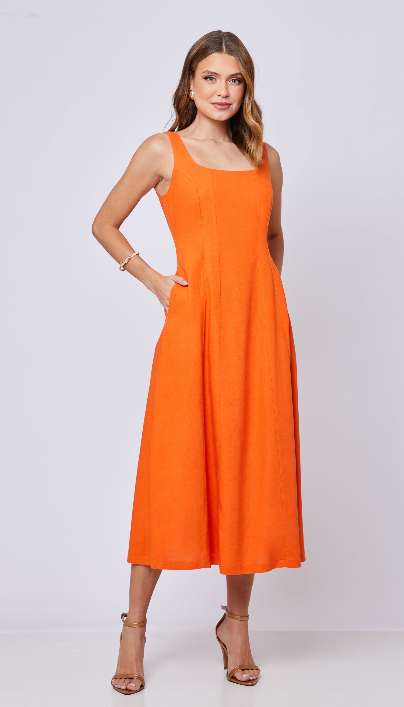 Vestido Midi com Linho - Alças Largas, Decote redondo, Com Bolsos.  Cor Laranja quente