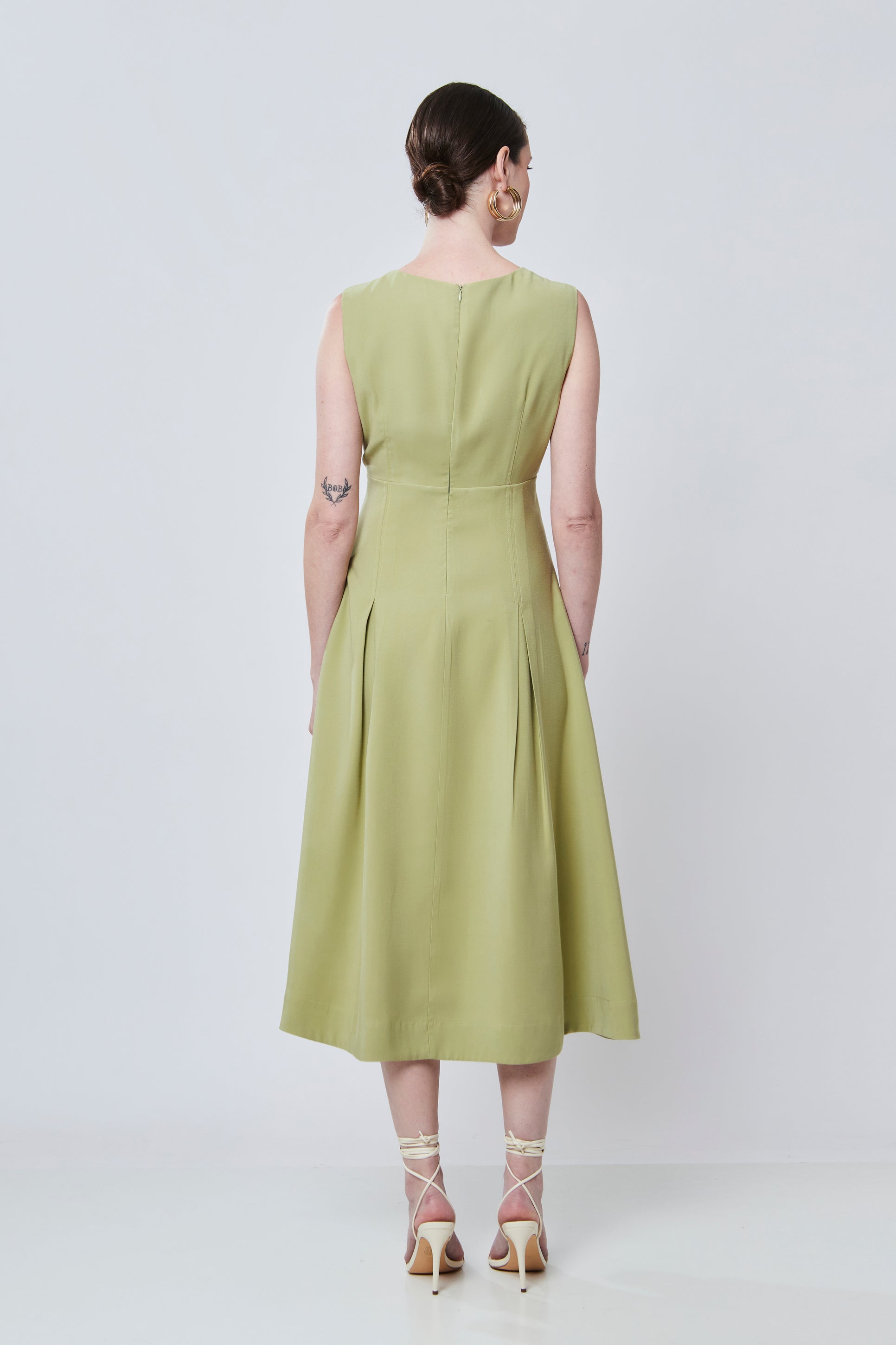 Vestido Midi Alfaiataria Aramodu - Pregas e Decote em V, cor verde