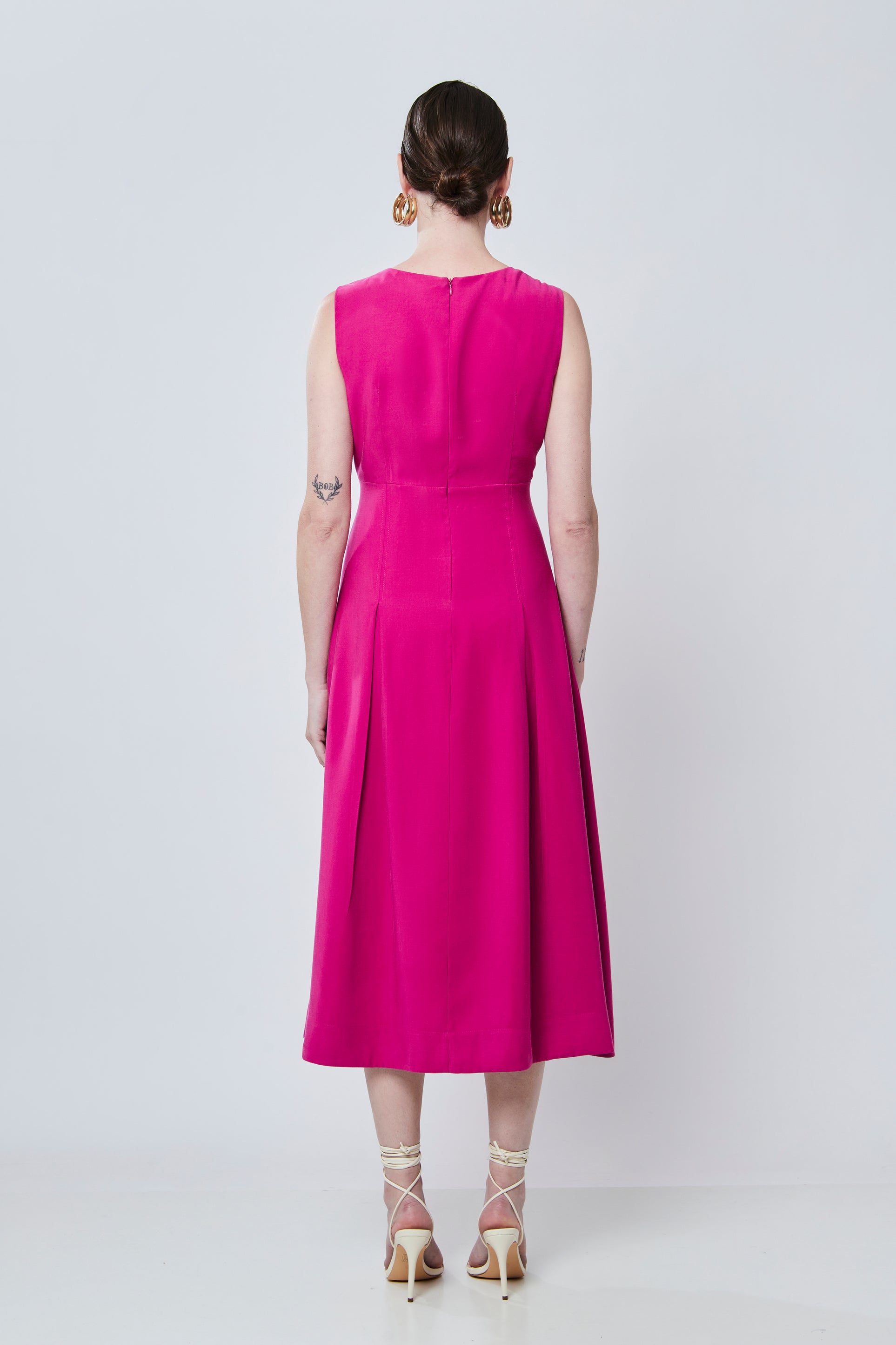 Vestido Midi Alfaiataria Aramodu - Pregas e Decote em V, cor Rosa Fucsia