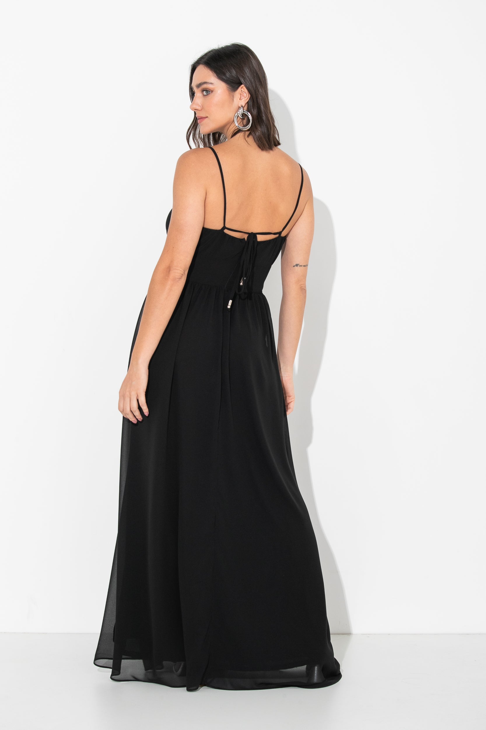 Vestido longo em chiffon com alças finas e decote em V, cor preto