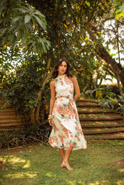 Vestido midi em chiffon estampado com gola alta e faixa