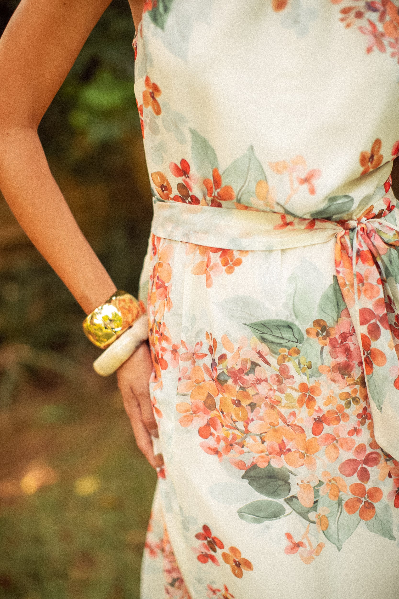 Vestido midi em chiffon estampado com gola alta e faixa