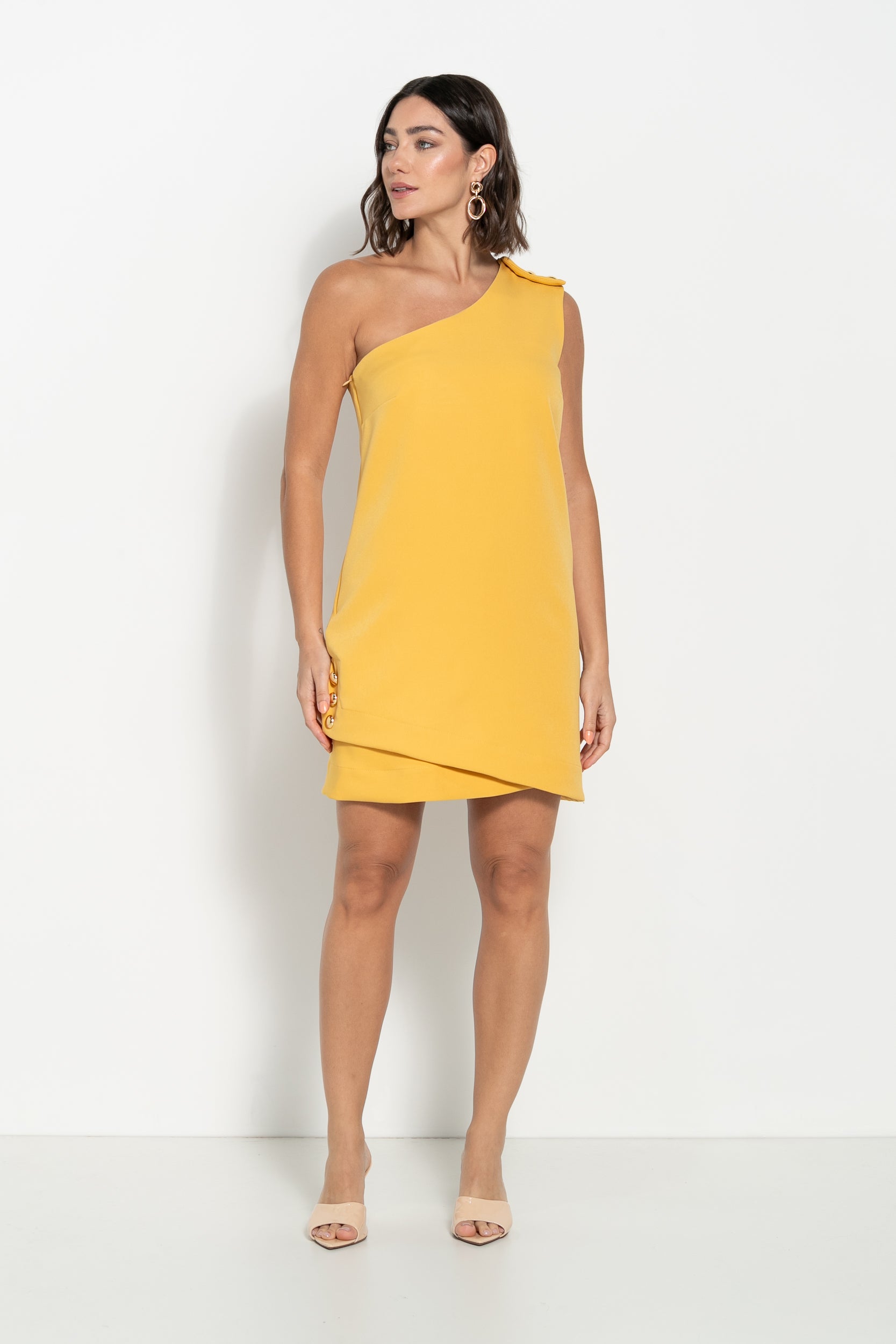 Vestido curto em alfaiataria com ombro único, cores branco, vermelho e amarelo