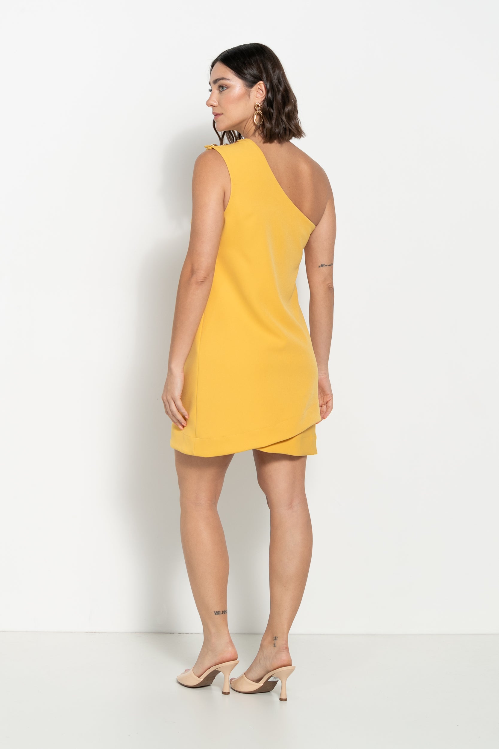 Vestido curto em alfaiataria com ombro único, cores branco, vermelho e amarelo