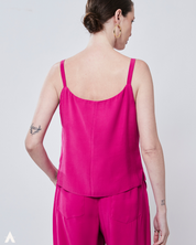 Conjunto de Alfaiataria Feminino - Regata com Detalhes Metálicos e Calça Cintura Alta cor Rosa Fucsia