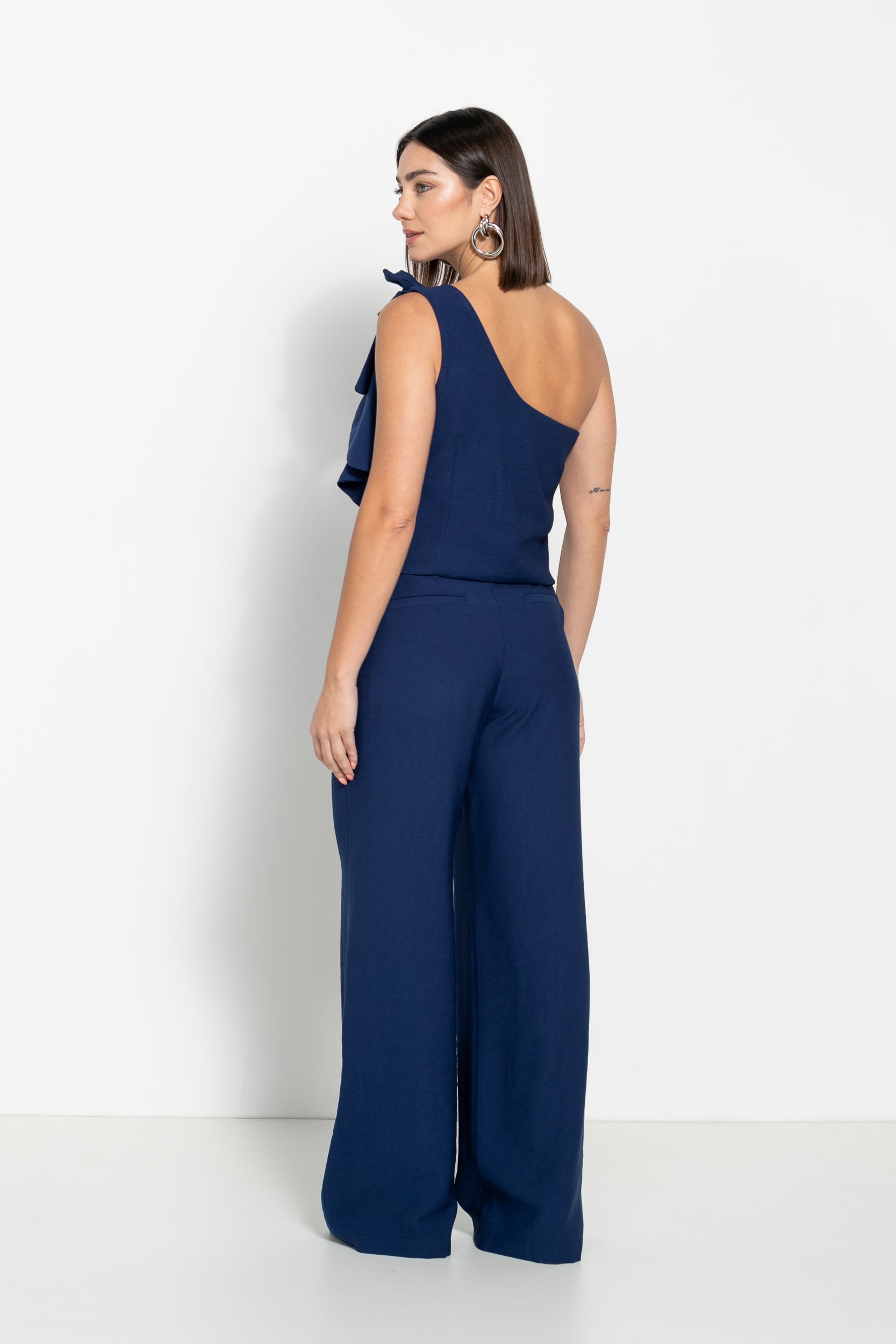 Conjunto em alfaiataria blusa one shoulder e calça reta, azul marinho