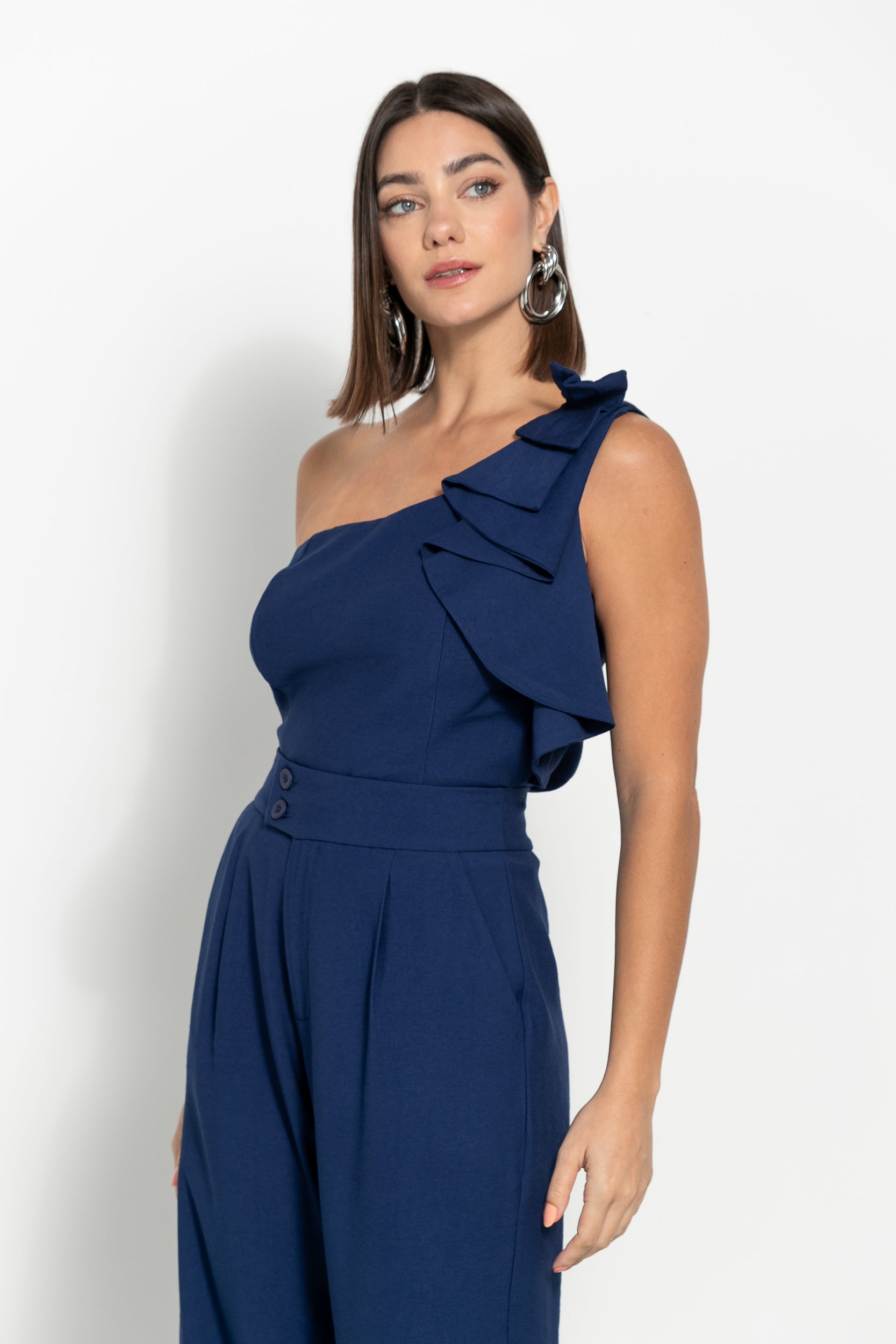 Conjunto em alfaiataria blusa one shoulder e calça reta, azul marinho