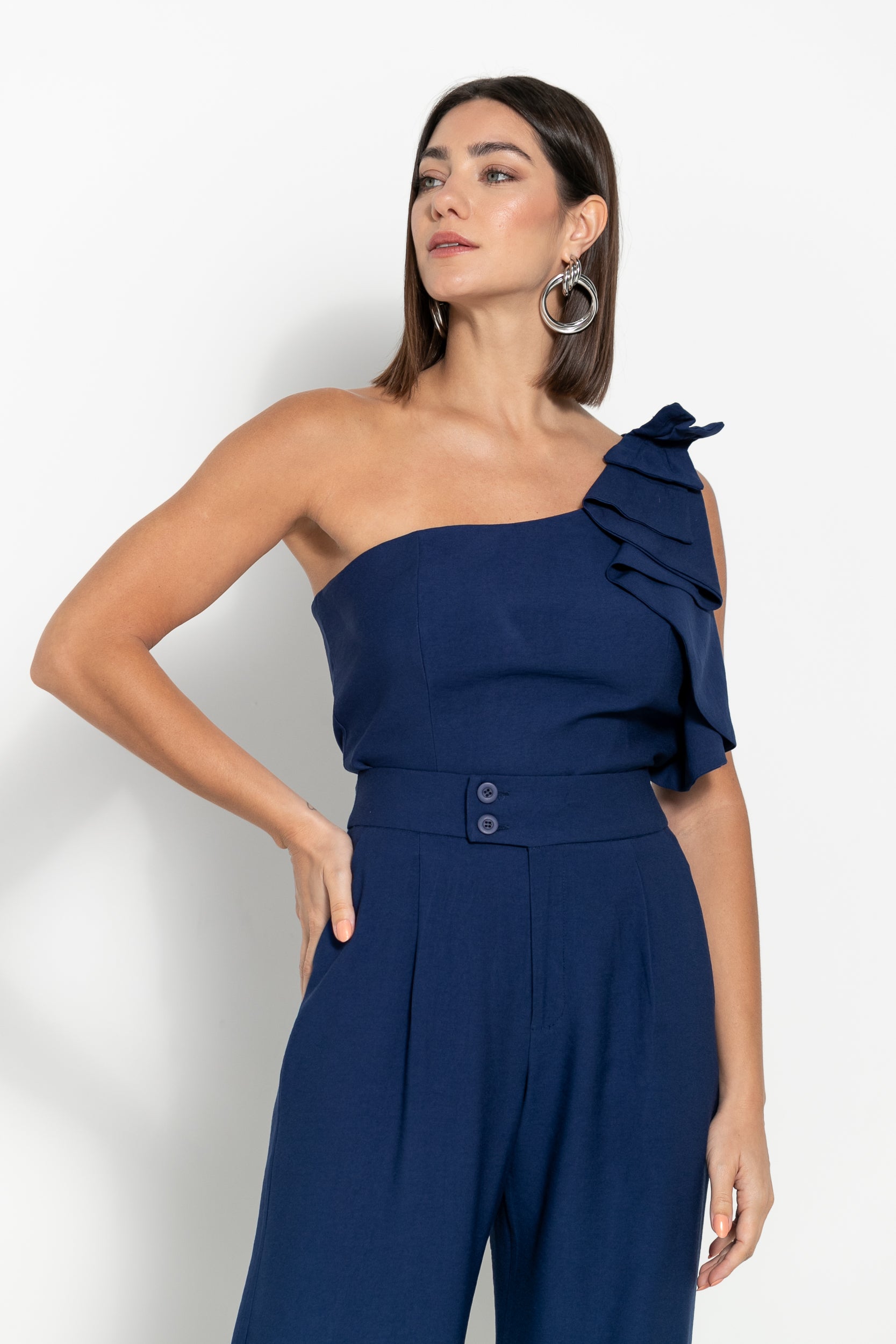 Conjunto em alfaiataria blusa one shoulder e calça reta, azul marinho