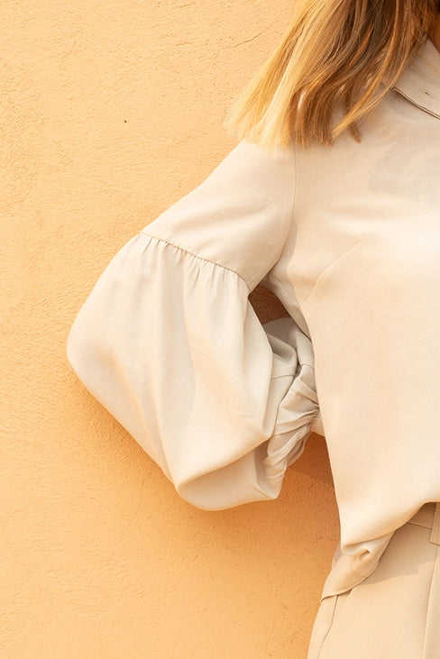 Camisa em crepe com manga bufantes e vista coberta