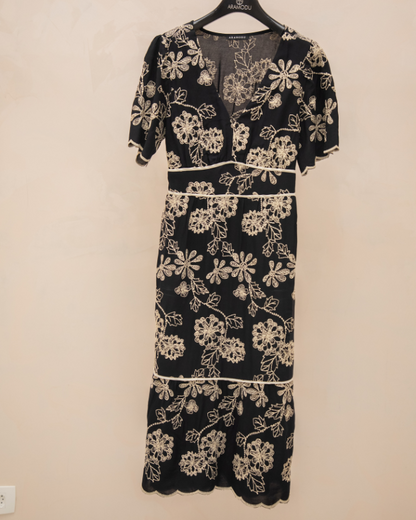 Vestido Midi em Viscose Decote V e Bordado Barrado