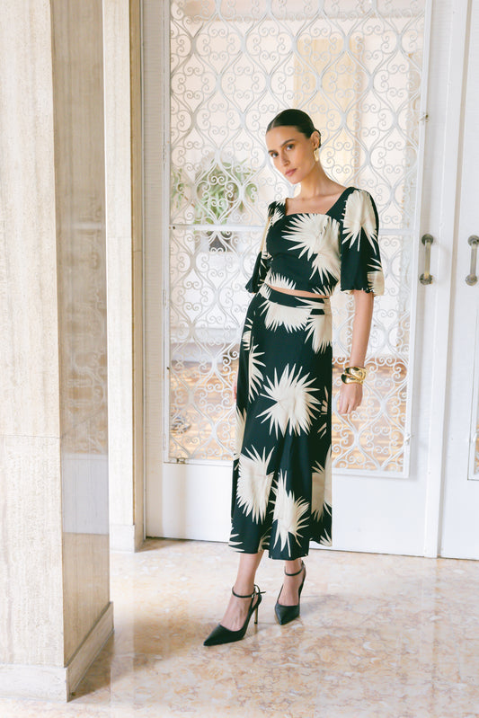 Conjunto Estampado em Viscose com Saia Midi e Blusa Cropped