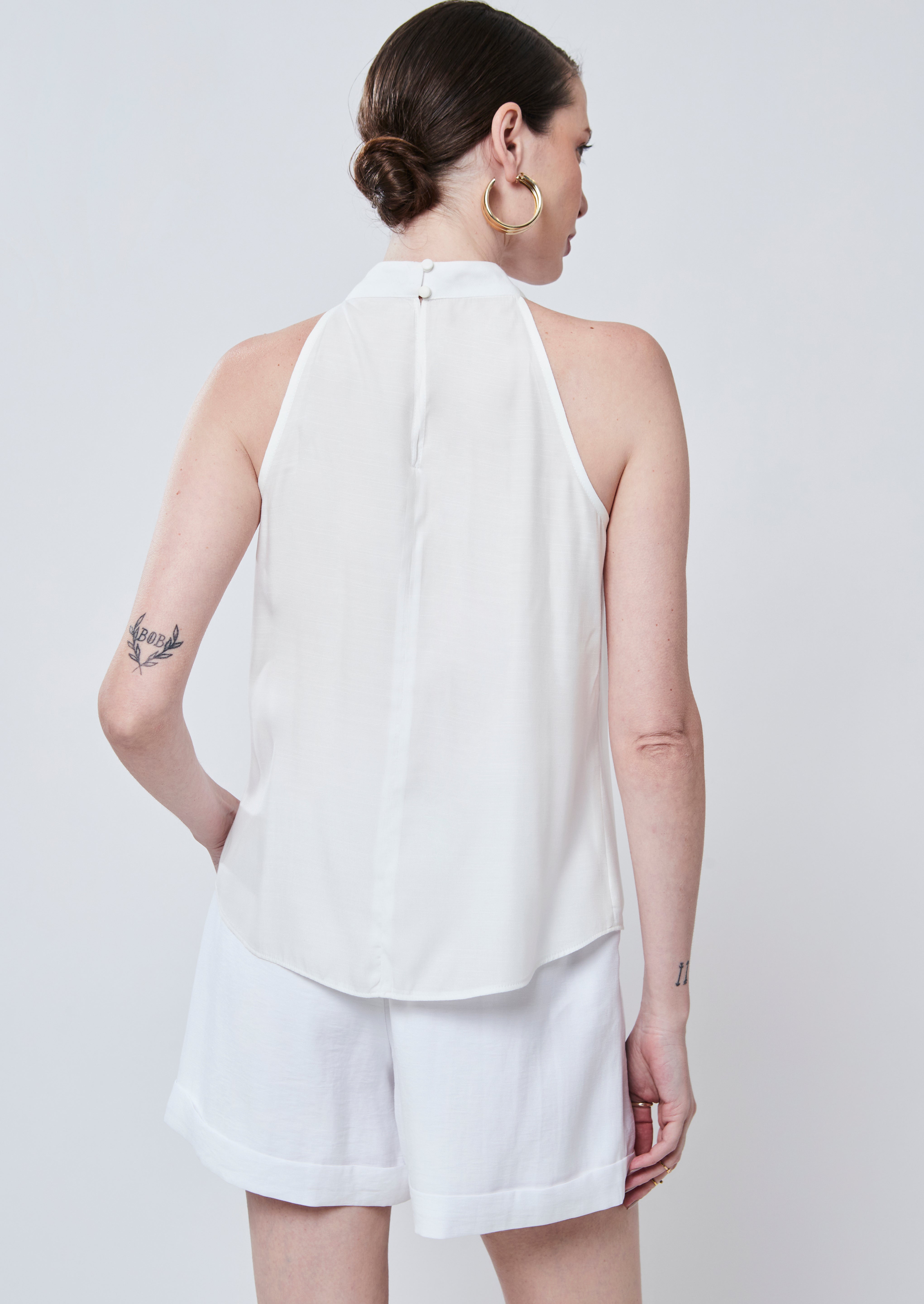 Blusa Halterneck Aramodu - Viscose com Flor Aplicada - Cor Branco