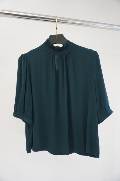 Blusa gola alta com babado e manga bufante em crepe