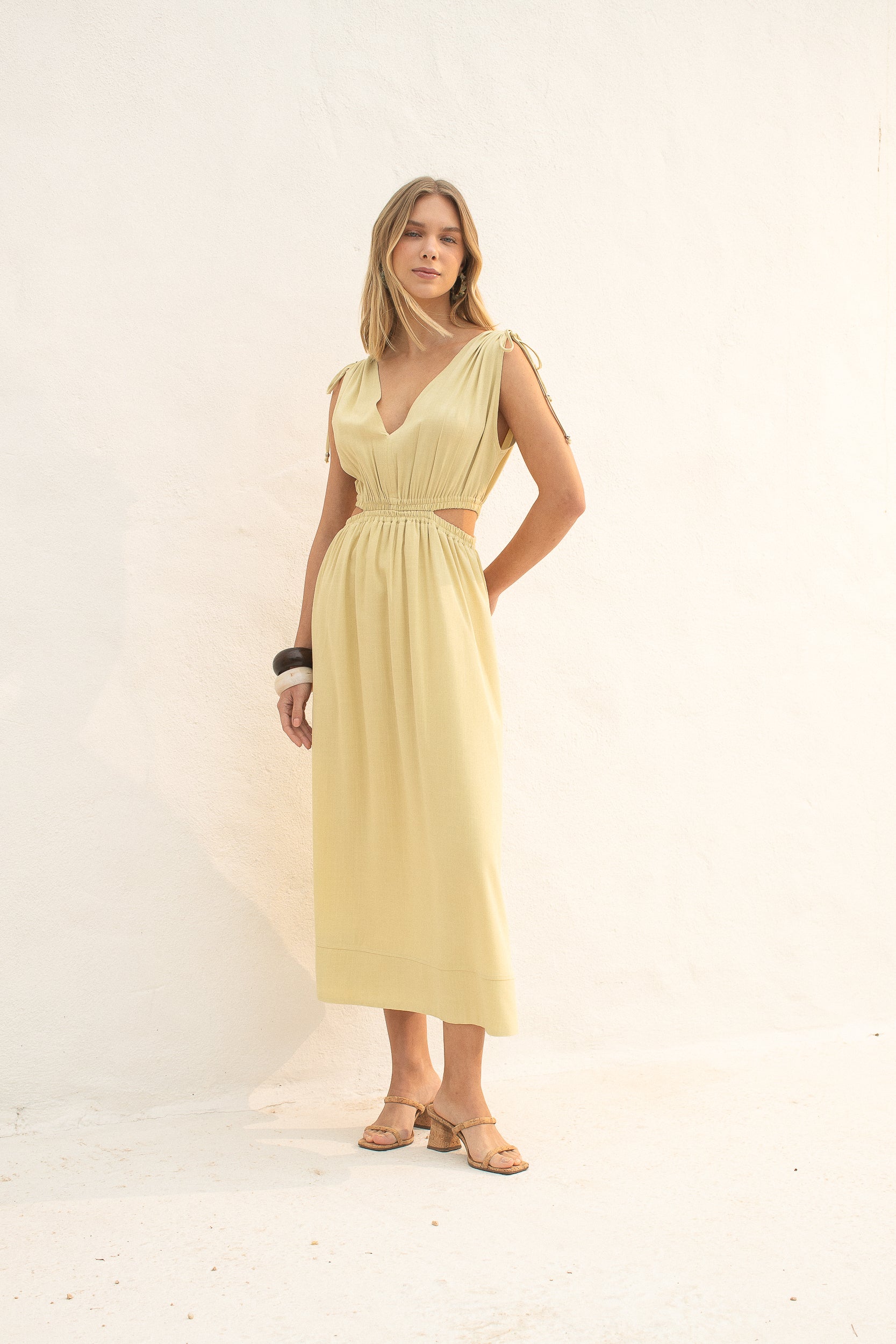 Vestido em viscose com amarrações no ombro, cor amarelo citron