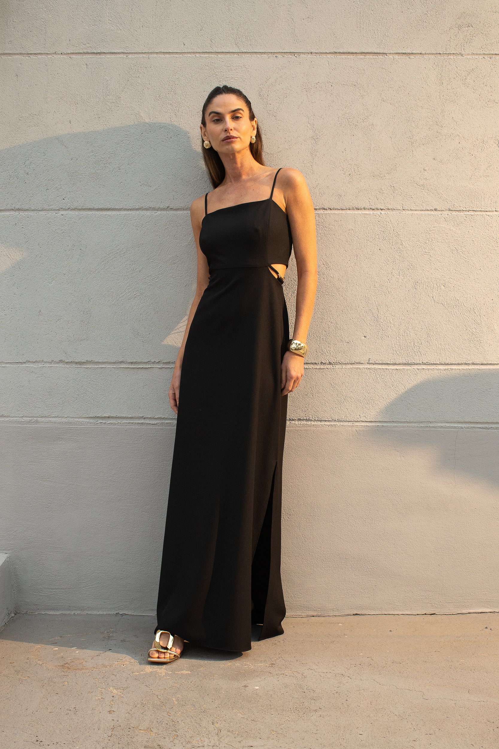 Vestido em crepe com cut out na cintura, cor preto.