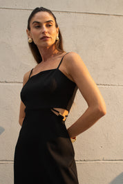 Vestido em crepe com cut out na cintura, cor preto.