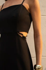 Vestido em crepe com cut out na cintura, cor preto.