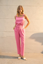 Conjunto em crepe regata e calça com faixa, cor rosa.