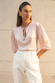 Blusa em cetim com laço no decote, Cor Rosa blush