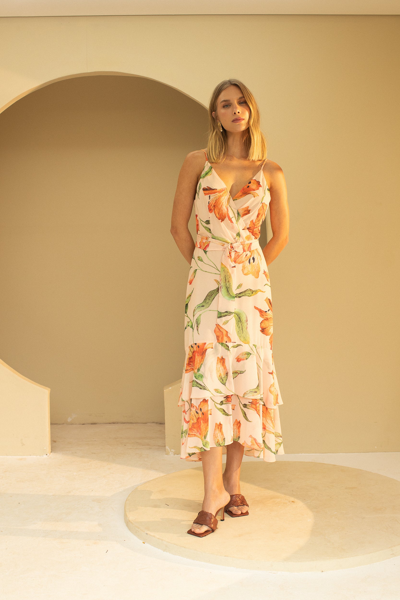 Vestido midi em chiffon estampado com faixa