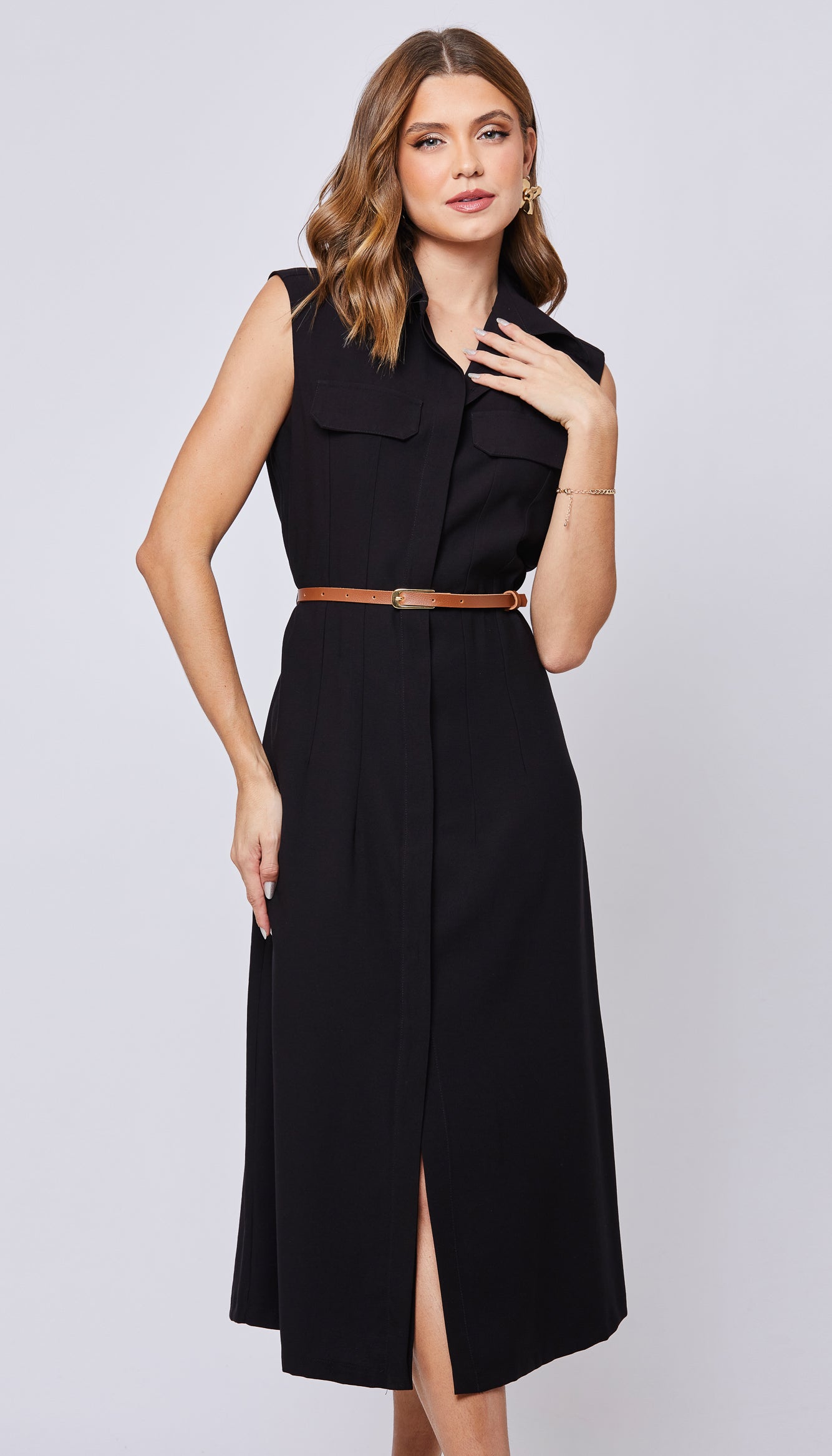 Vestido Midi em Alfaiataria com Cinto - Sem Mangas, Gola de Camisa.  Cor preto.